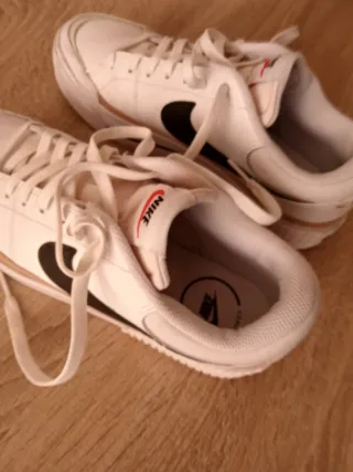 (41) Zapatillas Nike Blancas