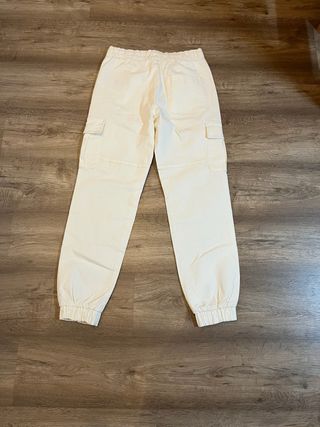 Pantalones cargo blancos