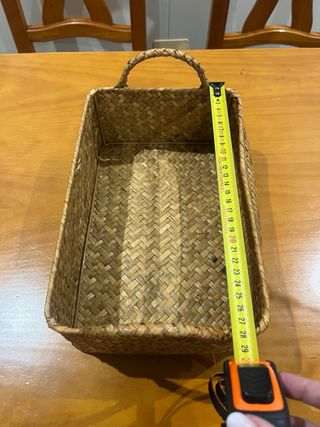 cestas mimbre,botes y letras novios candy bar