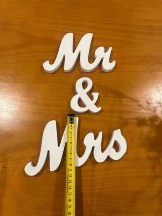 cestas mimbre,botes y letras novios candy bar