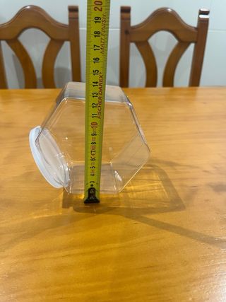 cestas mimbre,botes y letras novios candy bar