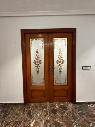 Puertas de madera con vidrieras