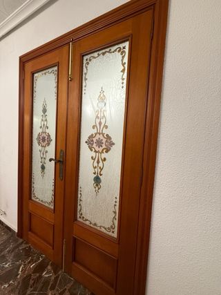 Puertas de madera con vidrieras