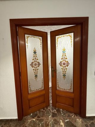 Puertas de madera con vidrieras