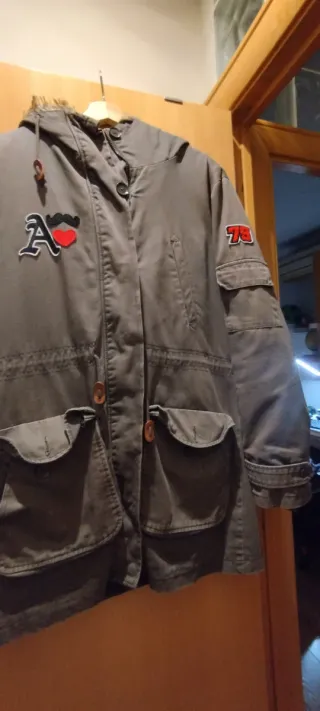 Parka militar verde con parches