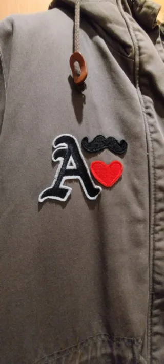 Parka militar verde con parches