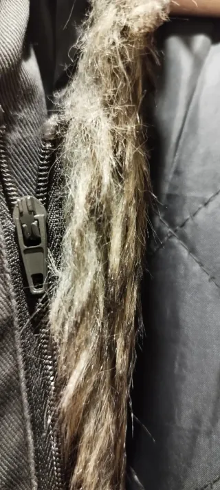 Parka militar verde con parches