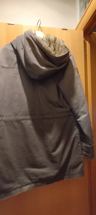 Parka militar verde con parches