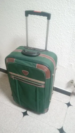 Maleta de viaje verde con ruedas