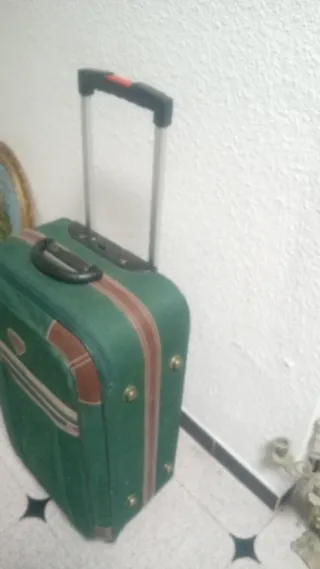 Maleta de viaje verde con ruedas