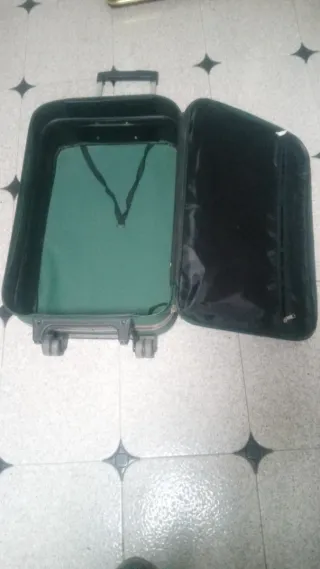 Maleta de viaje verde con ruedas