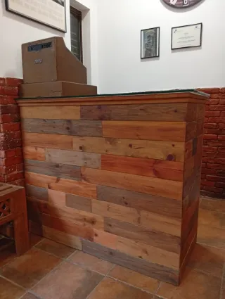 Mostrador de madera y cristal