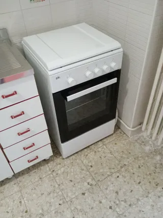 Cucina componibile bianca con dettagli rossi