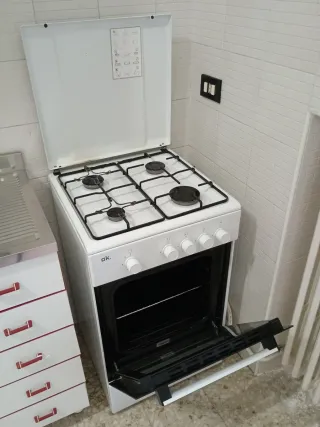 Cucina componibile bianca con dettagli rossi