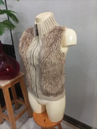 Chaleco de piel y lana beige y marrón