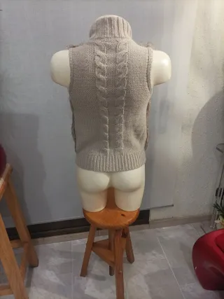 Chaleco de piel y lana beige y marrón