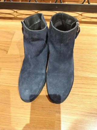 Botines Serenity ante azul marino