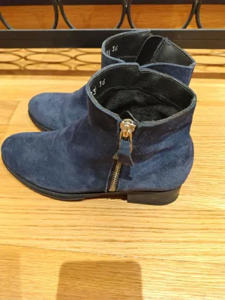 Botines Serenity ante azul marino