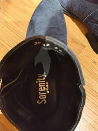 Botines Serenity ante azul marino