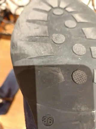 Botines Serenity ante azul marino