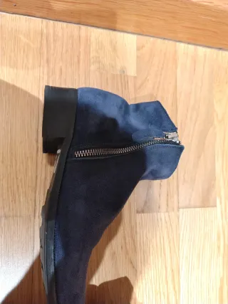 Botines Serenity ante azul marino