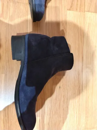 Botines Serenity ante azul marino