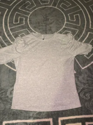Camiseta gris con perlitas