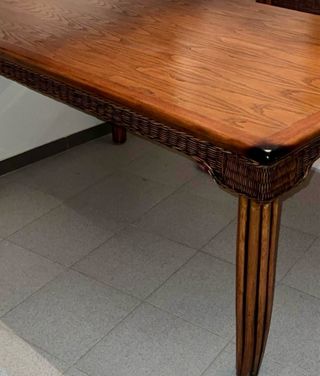 Mesa de madera con detalles de Rattan