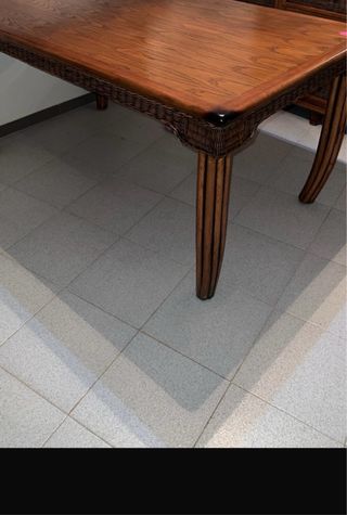 Mesa de madera con detalles de Rattan