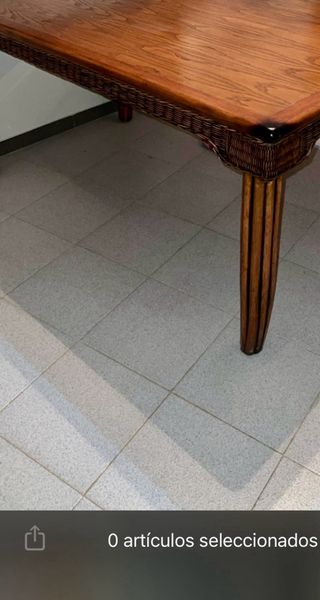 Mesa de madera con detalles de Rattan