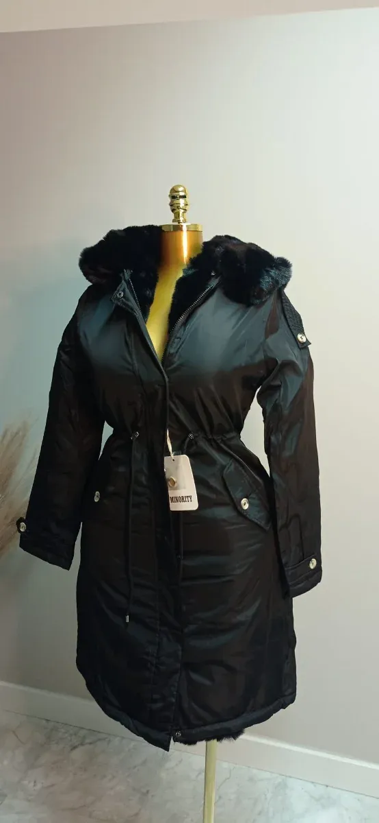 Parka impermeable con pelo y capucha