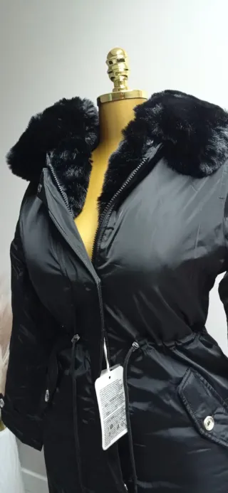 Parka impermeable con pelo y capucha