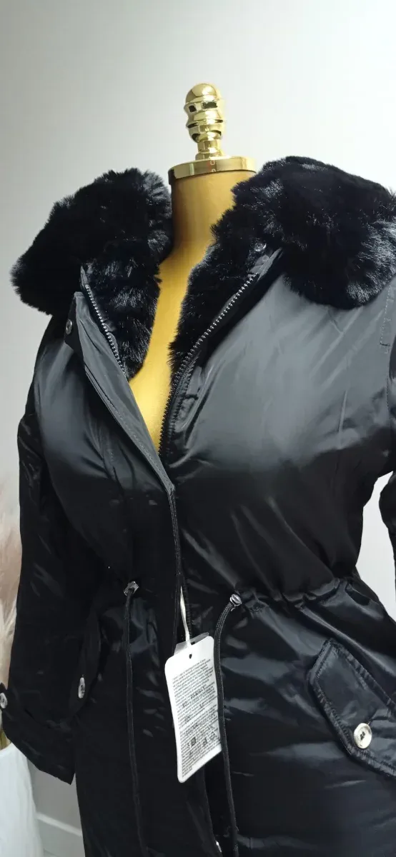 Parka impermeable con pelo y capucha