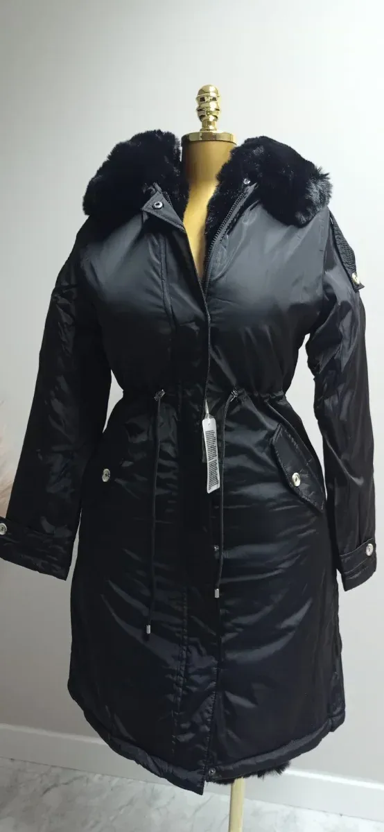 Parka impermeable con pelo y capucha