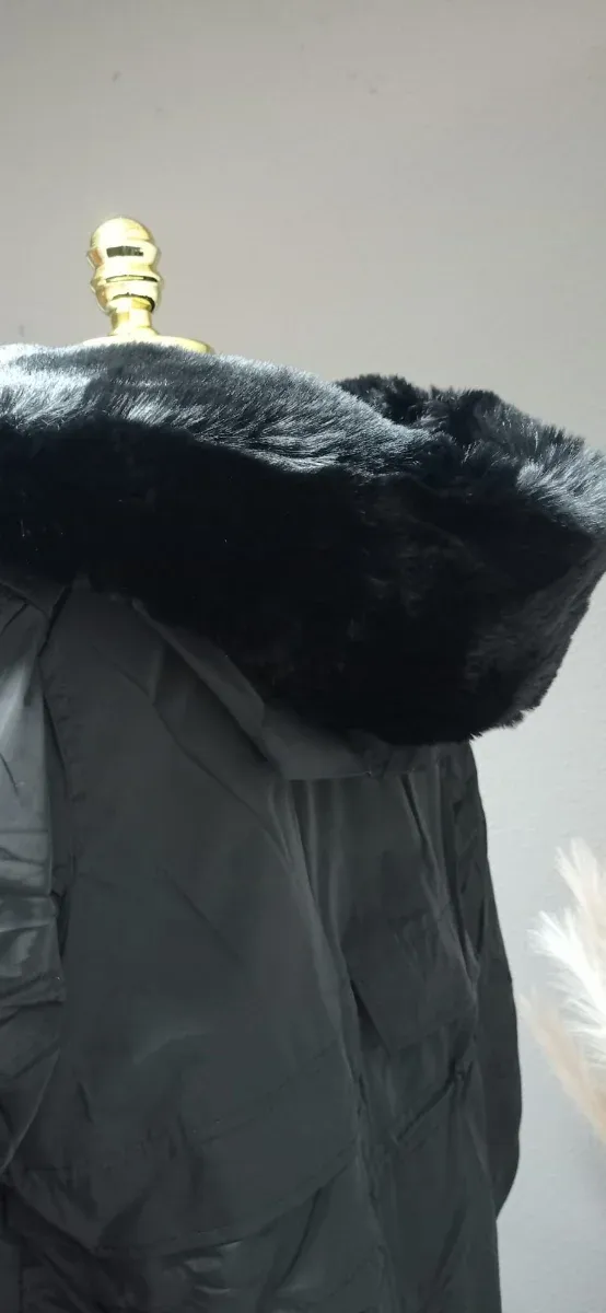 Parka impermeable con pelo y capucha