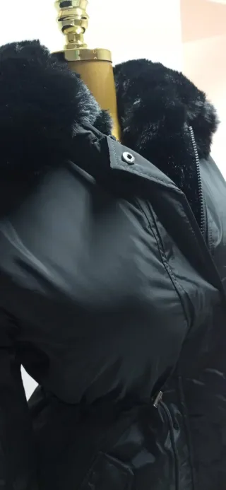 Parka impermeable con pelo y capucha