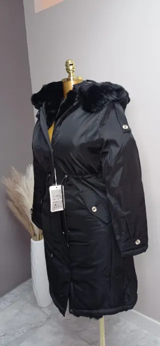 Parka impermeable con pelo y capucha