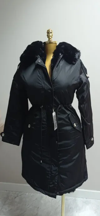 Parka impermeable con pelo y capucha