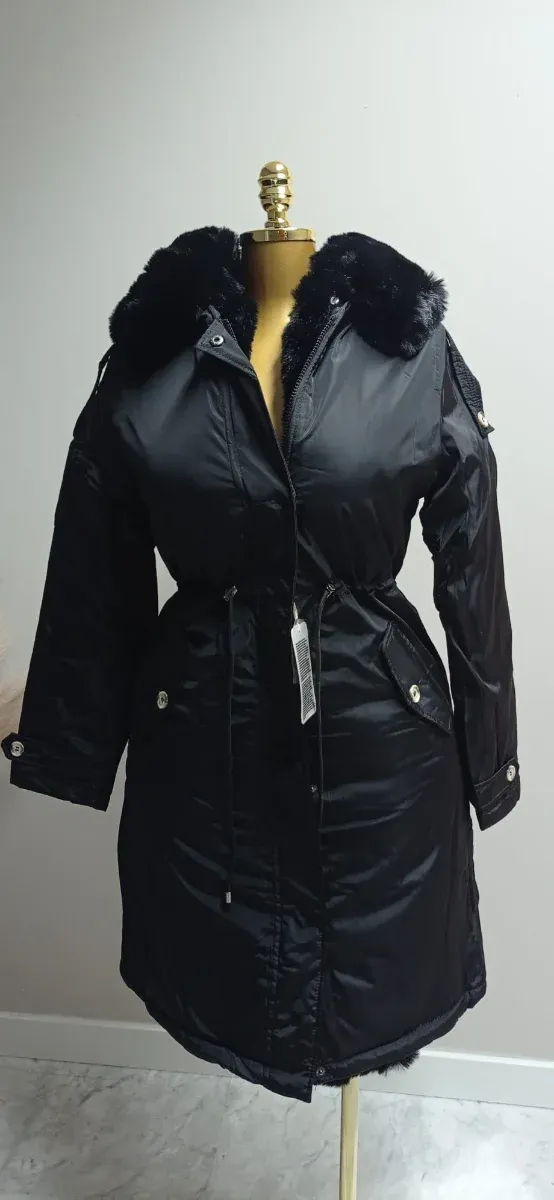 Parka impermeable con pelo y capucha