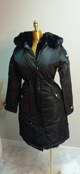 Parka impermeable con pelo y capucha