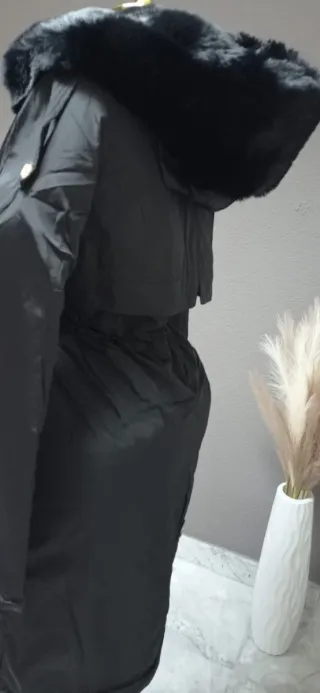 Parka impermeable con pelo y capucha
