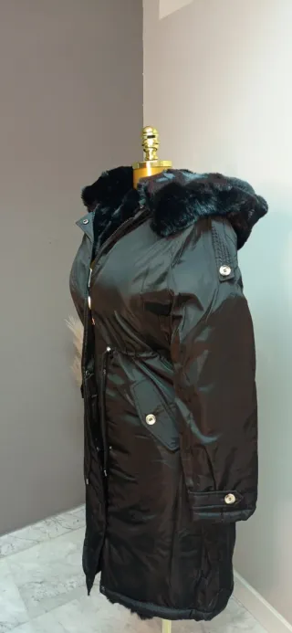 Parka impermeable con pelo y capucha