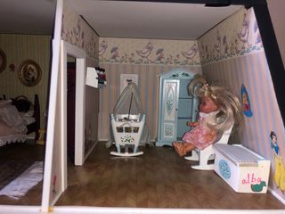 Casa de muñecas con muebles