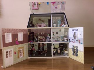 Casa de muñecas con muebles