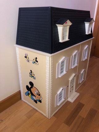 Casa de muñecas con muebles