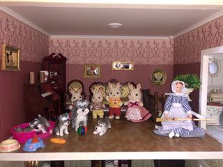 Casa de muñecas con muebles