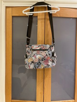 Bolso bandolera estampado graffiti