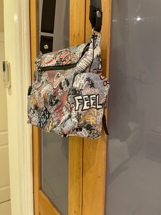 Bolso bandolera estampado graffiti