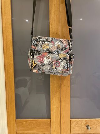 Bolso bandolera estampado graffiti