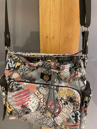 Bolso bandolera estampado graffiti